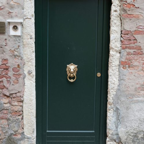 claudio-schwarz-kMuwt2gX33M-unsplash